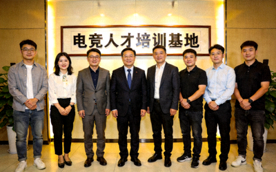 电竞人才培训基地揭牌仪式 - 领导与学员合影