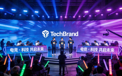 科技品牌与电竞赛事合作成功案例配图 - 品牌logo在赛事现场展示