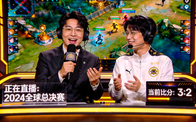电竞比赛直播画面 - 解说员正在激情解说比赛