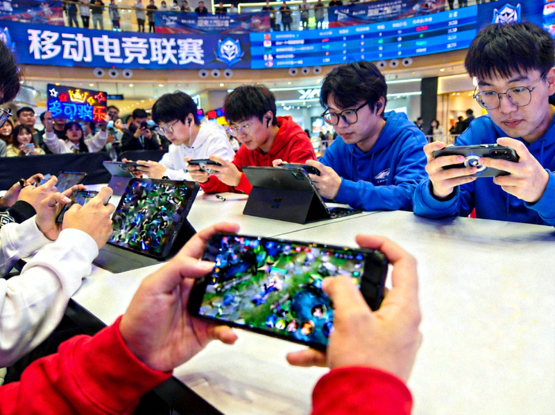 移动电竞比赛现场 - 选手使用手机和平板进行竞技比赛