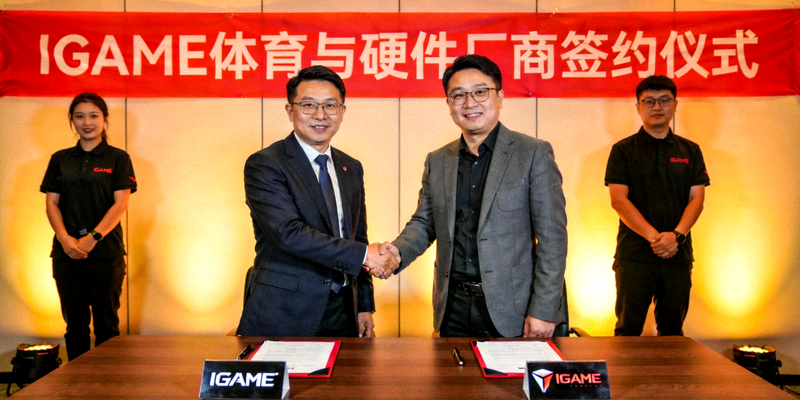 IGAME体育与硬件厂商签约仪式现场 - 双方代表握手合影